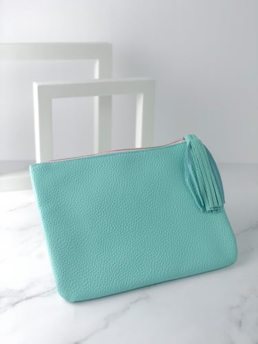 شنطة مكياج برجوا+ عدة اظافر