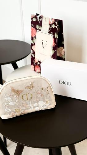شنطة مكياج ديور