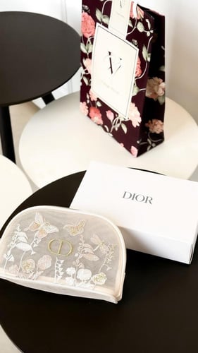 شنطة مكياج ديور