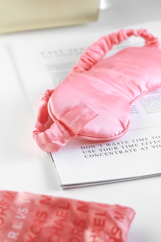 غطاء العين للنوم مايكل كورس مع بوكس