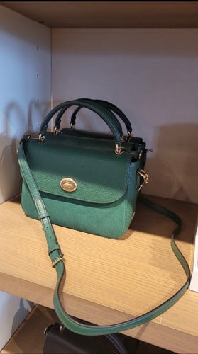 شنطة نسائية من كوتش