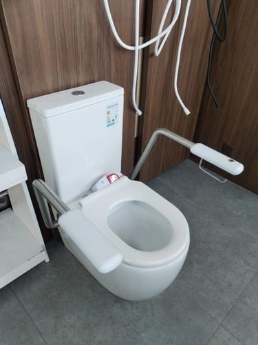 كرسي احتياجات خاصة مع مساند ستيل متحركة Helemend