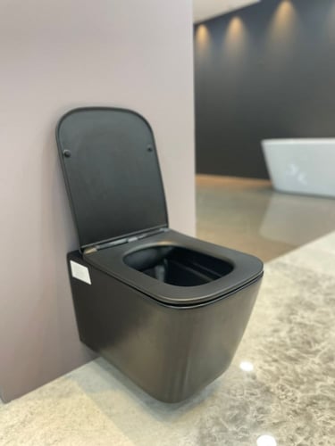 كرسي حمام معلق اسود تيفاني Tiffanny