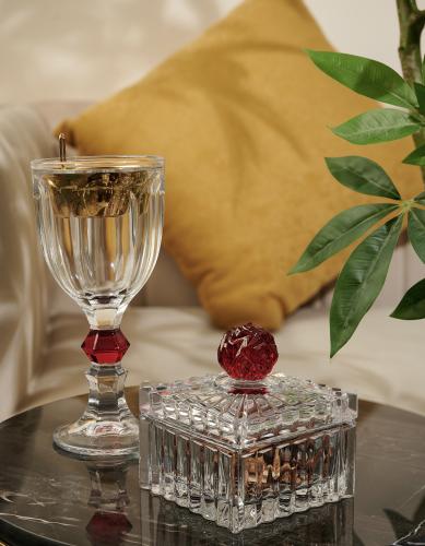 تنسيق لورا مبخرة وعلبة عود ، أحمر