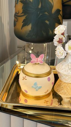 تمرية الفراشة بورسلان ، بيج