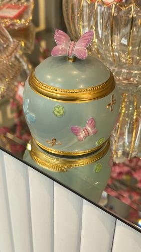 تمرية الفراشة بورسلان ، سماوي