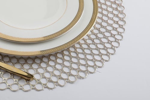 مفرش طاولة بنمط مجوف دائري الشكل لون ذهبي مقاس 37....