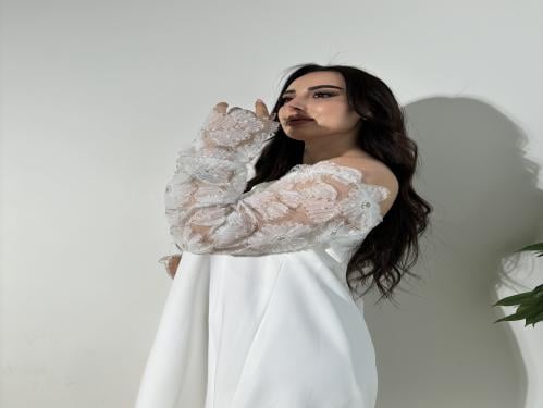 فستان انيق باللون الاوف وايت باكمام تل وردات مشكوك...