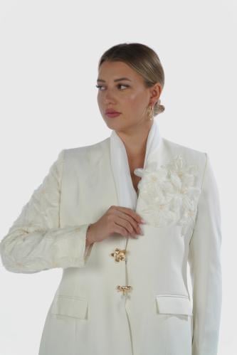 بليزر راقي للمناسبات باون الاوف وايت مع لمسة ناعمه...