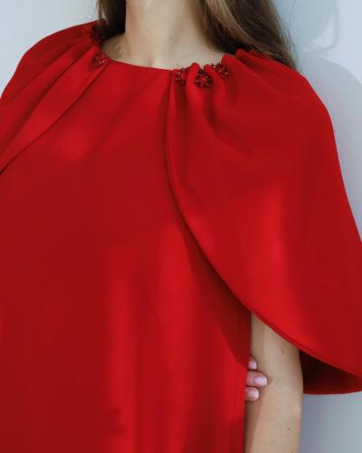 فستان احمر انيق مزينه مع الكريستالات ع الاكتاف