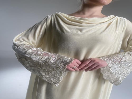 جلابيه مخمل Pure Silk فرنسي مع الدانتيل الفرنسي- ل...