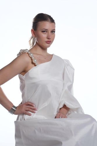 فستان للمناسبات بلمسة ناعمة من اللولو ع الكتف