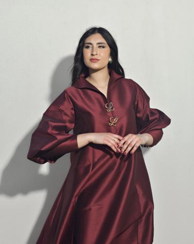 فستان راقي من التفتا الايطالي مزين ببروشات ذهبيه ب...