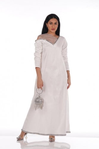 جلابيه انيقه / لون :اوف وايت مع شبكة كريستال