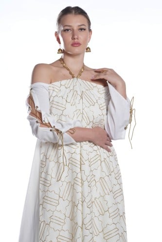 جلابية أنيقة وراقيه بلون اوف وايت مع ذهبي .. بالتط...