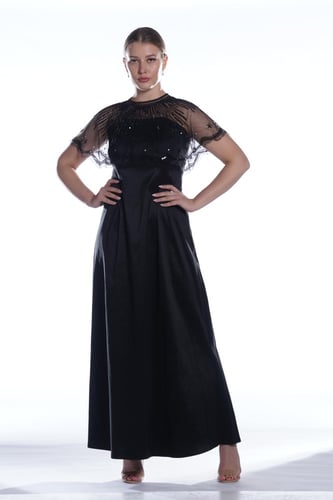 فستان اسود مع الشك الاسود