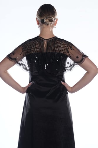 فستان اسود مع الشك الاسود