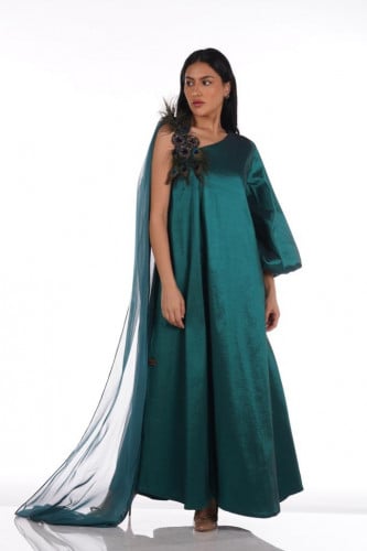 جلابيه تركواز مزينه بـ ريش الطاووس