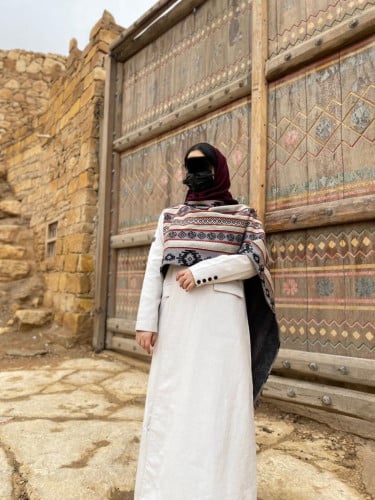 عبايا شتوي مميزة بلمسة شعبية بـ شال السدو