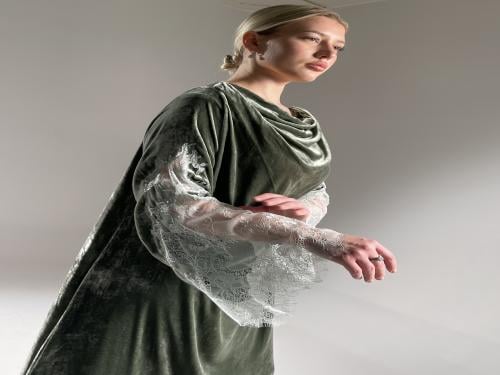 جلابيه مخمل Pure Silk فرنسي مع الدانتيل الفرنسي- ل...