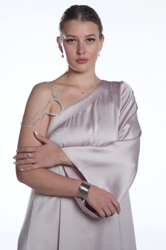 حرير لون نود مع الكريستال على الكتف