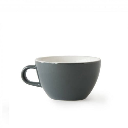 كوب لاتيه من أكمي