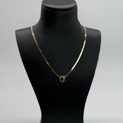 عقد ذهب الفلات تصميم الماسي باللون الاخضر عيار 18...