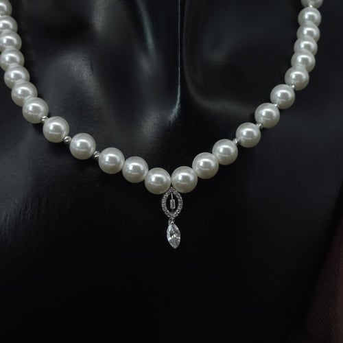 عقد مطعم بالؤلؤ الزراعي الماسي مزين بحبات الذهب ال...