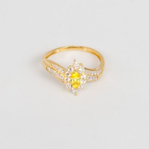 خاتم ذهب تصميم الماسي عيار 18 مزين بلون اصفر عصري