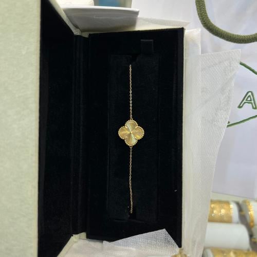 اسوارة فان كليف ذهب مع الملحقات عيار 18 وزن 5.5 جر...