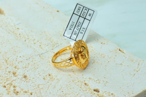 خاتم ذهب عيار 21 بشكل دائري ونقش وردة فريد بوزن 3....