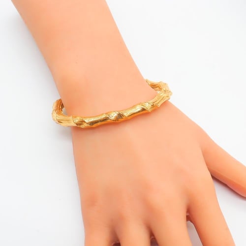 اسوارة ذهب عريضه عيار 18 بتصميم أوميقا وزن 4.74 جر...