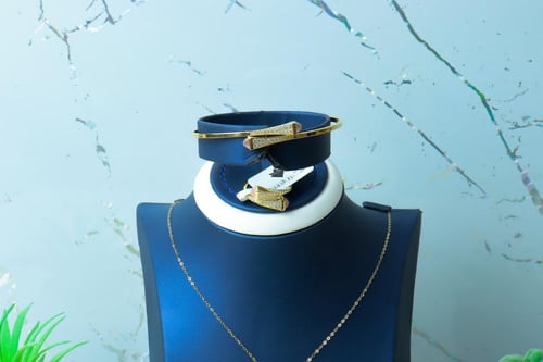 طقم المارلي الفريد باللون الوردي ذهب عيار 18 وزن 1...