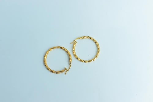 حلق ذهب تصميم المبروم عيار 18 وزن 2.2 جرام