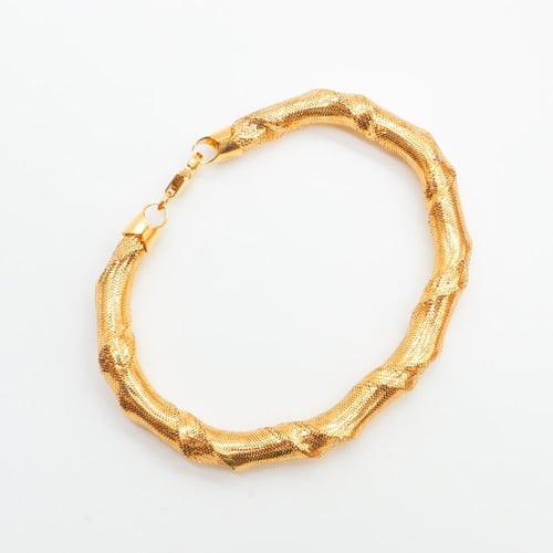 اسوارة ذهب عريضه عيار 18 بتصميم أوميقا وزن 4.74 جر...