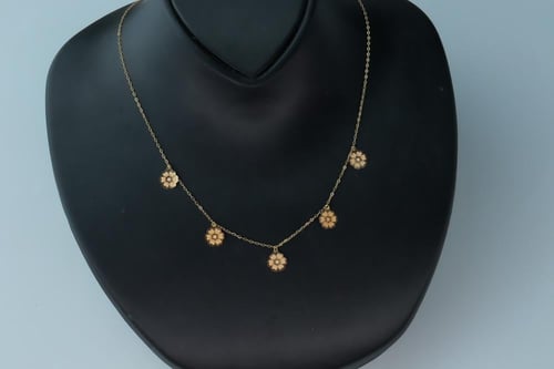 شوكر ذهب نواعم عيار 18 مزين بالورود بوزن 0.7 جرام