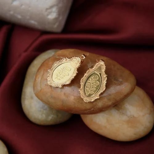 Victoria earrings with their distinctive design, a combination of a 1-gram alloy per ring, 24-karat gold, with a 21-karat gold fra...
