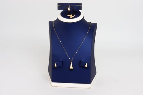 طقم ذهب مارلي بلون اسود تصميم الماس عيار 18 وزن 5....