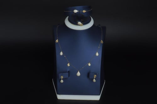 طقم ذهب البوشرون تصميم الماسي عيار 18 وزن 3.6 جرام