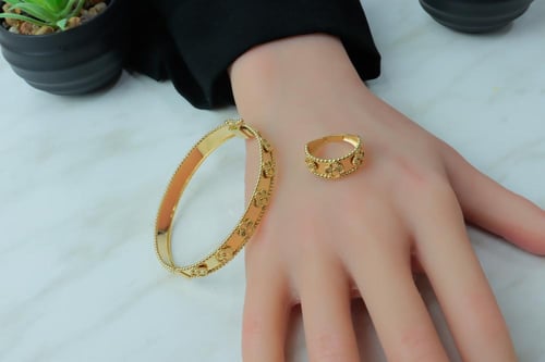 اسوارة فان كليف ذهب مع خاتم عيار 18 لأطلالة فاخرة