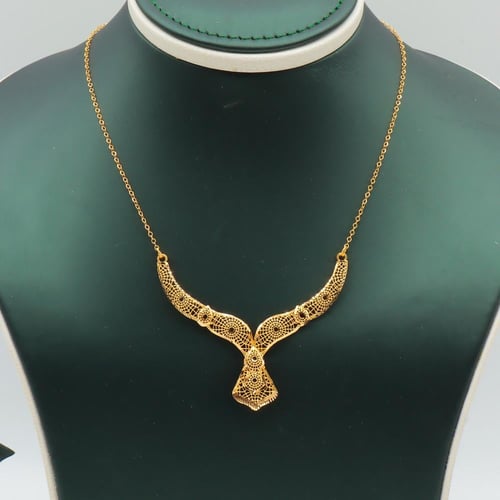 طقم ذهب عيار 21 وزن 6.41 جرام بتصميم انسيابي مع تع...