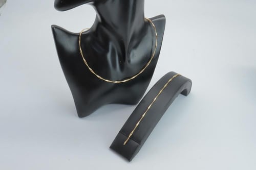 كلكشن عقد واسوارة الاوميقاء ذهب عيار 18 وزن 2.23 ج...