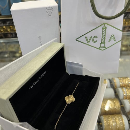 اسوارة فان كليف ذهب مع الملحقات عيار 18 وزن 5.5 جر...