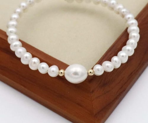 اسوارة لولو زراعي طبيعي بتصميم حبيبات ذهب عيار 18