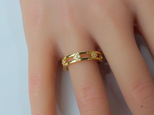 دبلة ذهب تصميم الفان كليف بلمسة الماسية عيار 18