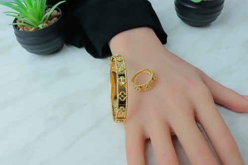 اسوارة فان كليف ذهب مع خاتم عيار 18 لأطلالة فاخرة