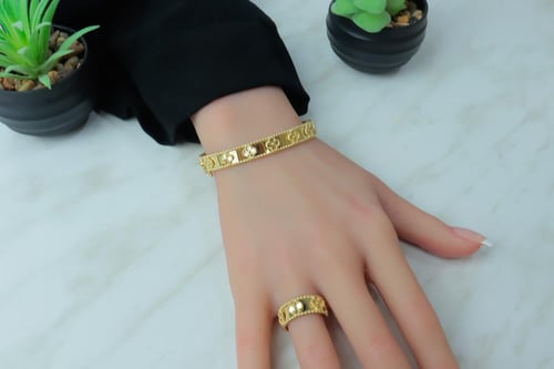 اسوارة فان كليف ذهب مع خاتم عيار 18 لأطلالة فاخرة