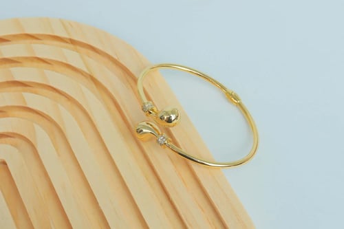 سوارة ذهب البوتيقاء تصميم الماسي عيار 18 وزن 7.1 ج...