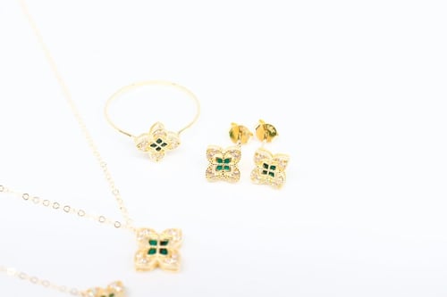 طقم روبيرتو كوين باللون الزيتي عيار 18