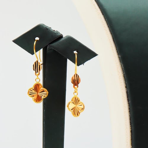 طقم ذهب خفيف عيار 21 بتصميم وردة ناعمة وزن 4.79 جر...